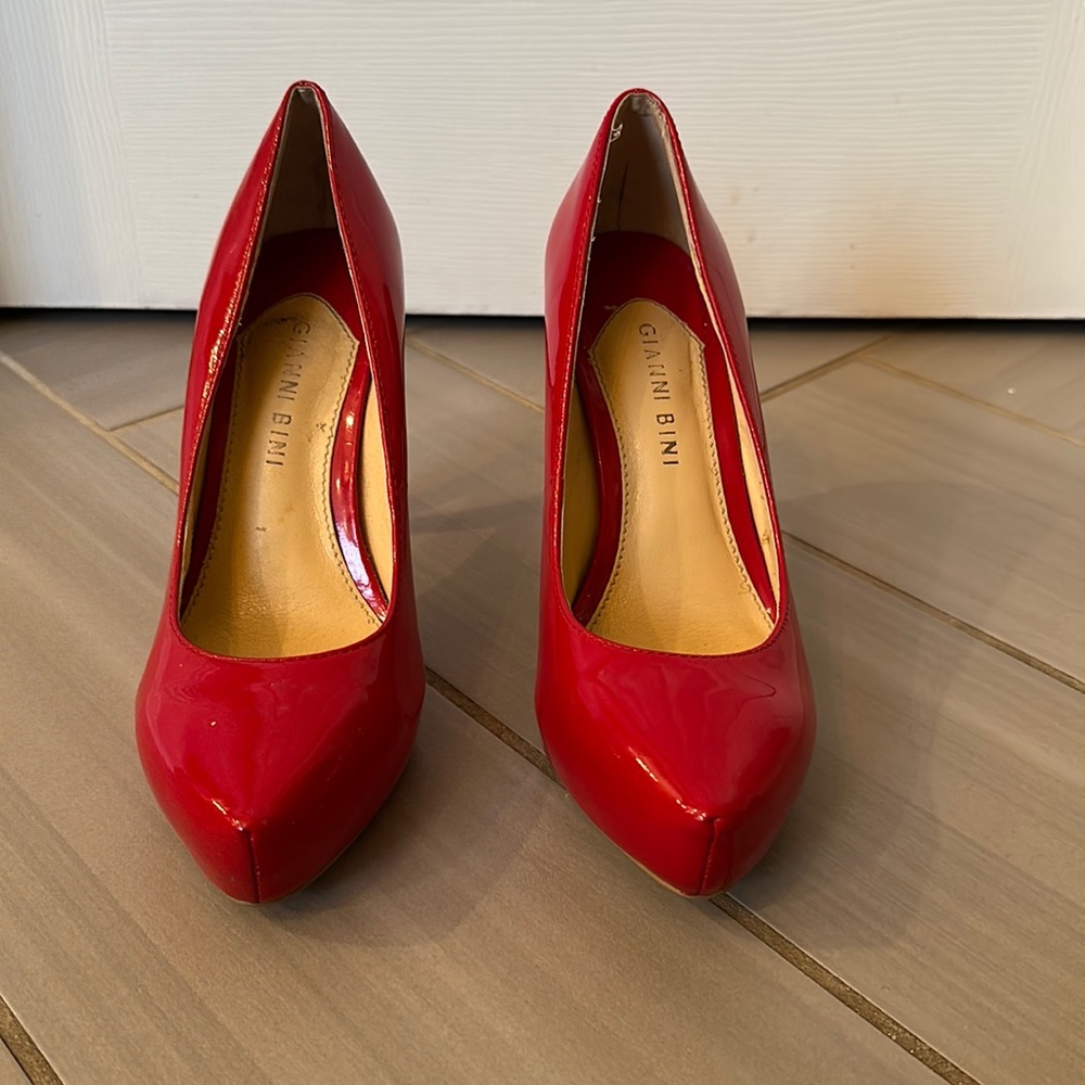 Red Gianni Bini platform heals